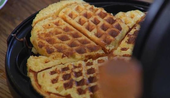 вафли из бриоши с клубникой и земляникой