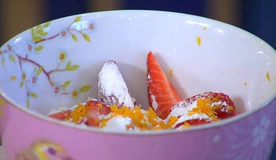 вафли из бриоши с клубникой и земляникой