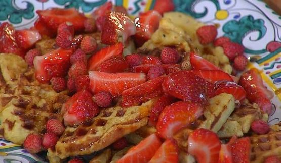 вафли из бриоши с клубникой и земляникой