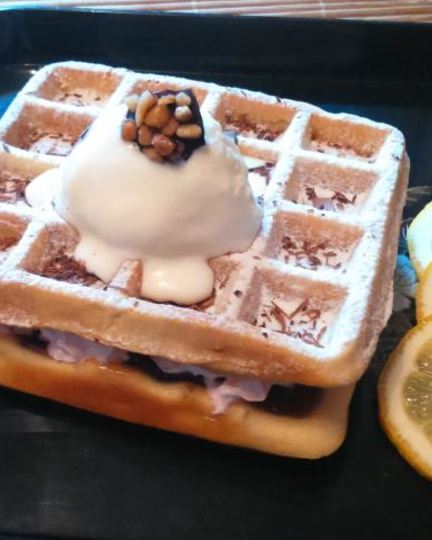 Рецепт венских вафель с клубничным джемом, взбитыми сливками и пломбиром