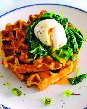 Зеленые сырные вафли со шпинатом и яйцом-пашот