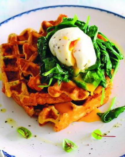 Рецепт зеленых сырных вафель со шпинатом и яйцом-пашот