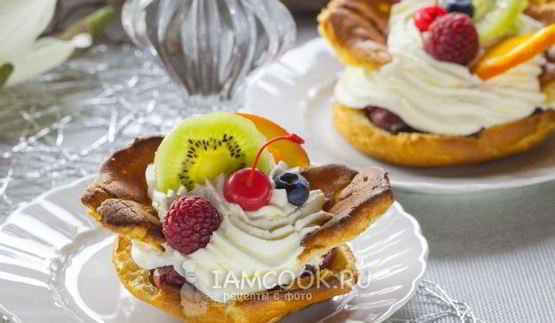 большие эклеры с фруктами