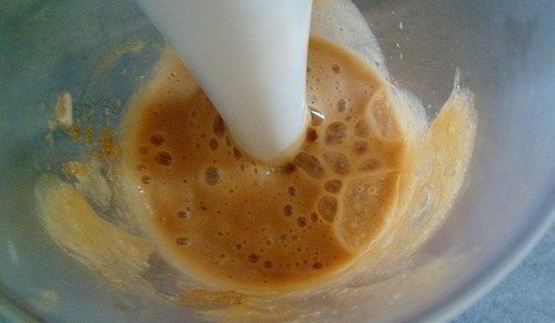 мини-торт из мокко-профитролей со сливочным кремом, кофейным муссом и белым шоколадом