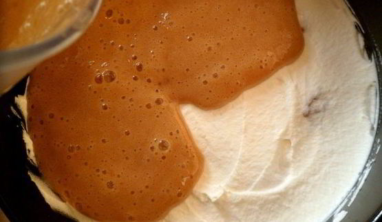 мини-торт из мокко-профитролей со сливочным кремом, кофейным муссом и белым шоколадом