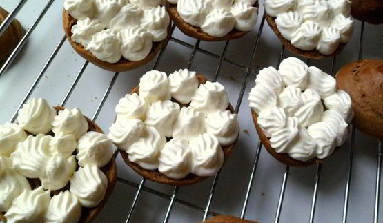 мини-торт из мокко-профитролей со сливочным кремом, кофейным муссом и белым шоколадом