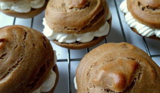 мини-торт из мокко-профитролей со сливочным кремом, кофейным муссом и белым шоколадом