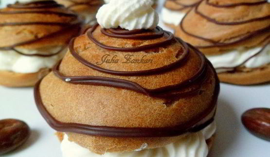 мини-торт из мокко-профитролей со сливочным кремом, кофейным муссом и белым шоколадом