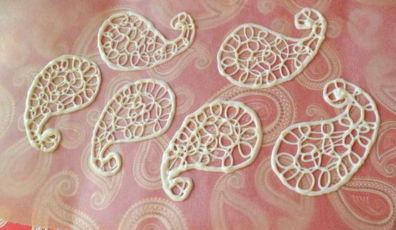 мини-торт из мокко-профитролей со сливочным кремом, кофейным муссом и белым шоколадом