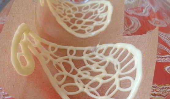 мини-торт из мокко-профитролей со сливочным кремом, кофейным муссом и белым шоколадом