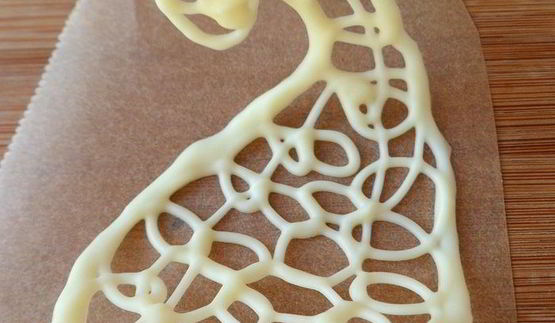 мини-торт из мокко-профитролей со сливочным кремом, кофейным муссом и белым шоколадом