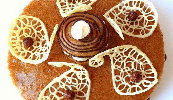 мини-торт из мокко-профитролей со сливочным кремом, кофейным муссом и белым шоколадом