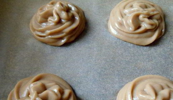 мини-торт из мокко-профитролей со сливочным кремом, кофейным муссом и белым шоколадом