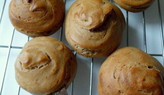 мини-торт из мокко-профитролей со сливочным кремом, кофейным муссом и белым шоколадом