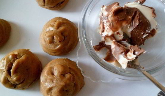 мини-торт из мокко-профитролей со сливочным кремом, кофейным муссом и белым шоколадом