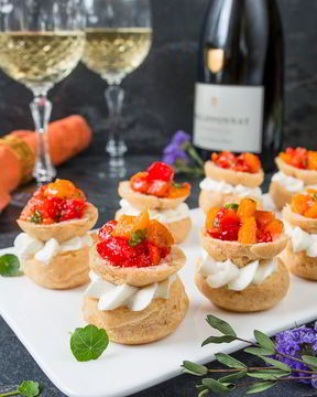 Перевернутые профитроли с сырным кремом и перцем