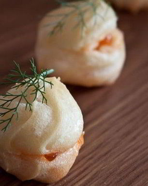 Профитроли с красной икрой и сливочным маслом