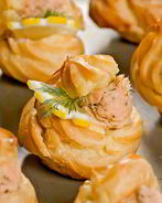 Профитроли с кремом из лосося