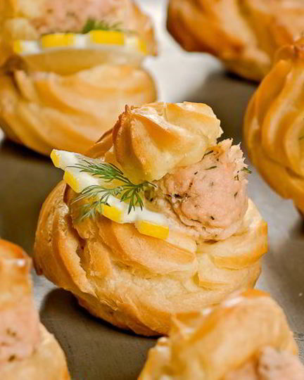 Рецепт профитролей с кремом из лосося