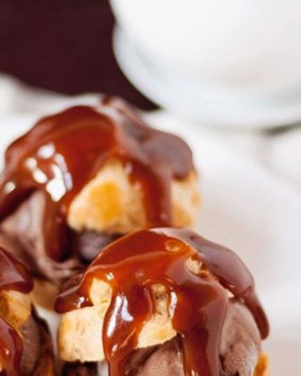 Рецепт профитролей с мороженым и карамельным соусом