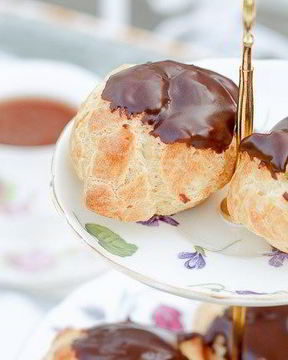 Эклер с заварным кремом