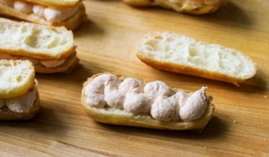 эклеры с креветочным кремом и тартаром из хурмы