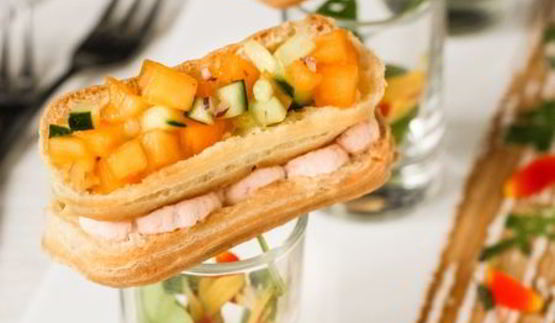 эклеры с креветочным кремом и тартаром из хурмы