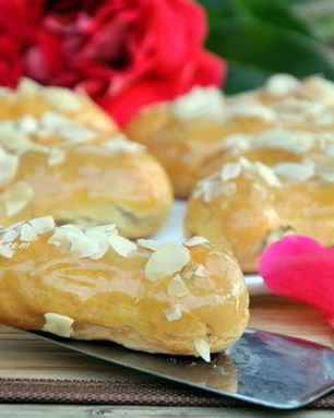 Эклеры с шоколадным кремом, карамелью и миндалем