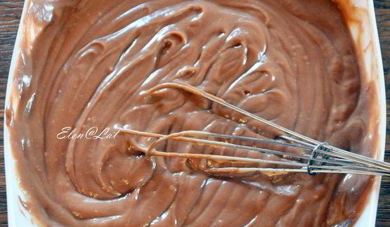 эклеры с шоколадным кремом, карамелью и миндалем