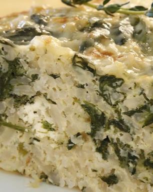 Запеканка из коричневого риса со шпинатом и фетой
