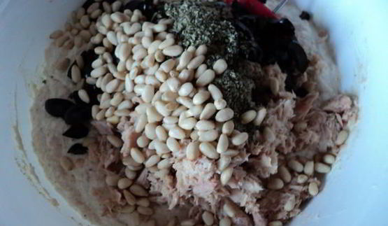 запеканка с тунцом и кедровыми орехами