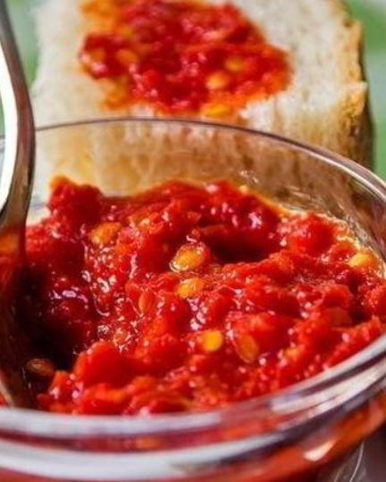 Рецепт аджики из помидоров и чеснока, без перца