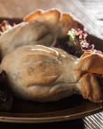 Куриные голени с аджикой в слоеном тесте