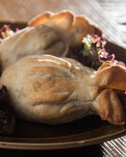 Рецепт куриных голеней с аджикой в слоеном тесте