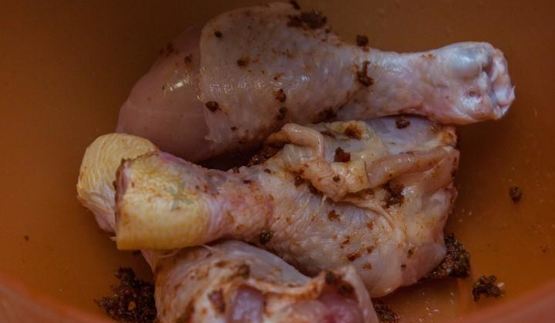 куриные голени с аджикой в слоеном тесте