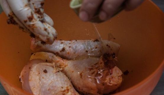 куриные голени с аджикой в слоеном тесте