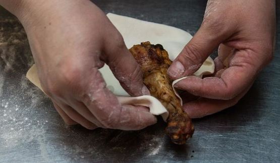 куриные голени с аджикой в слоеном тесте