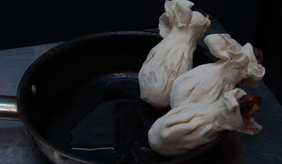 куриные голени с аджикой в слоеном тесте