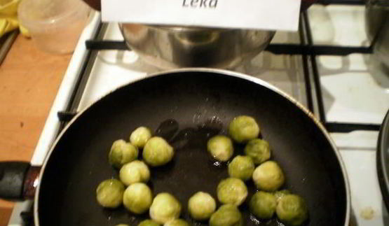 брюссельская капуста с орешками и джемом