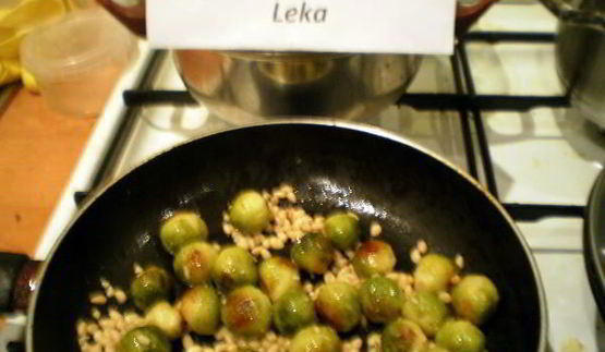 брюссельская капуста с орешками и джемом