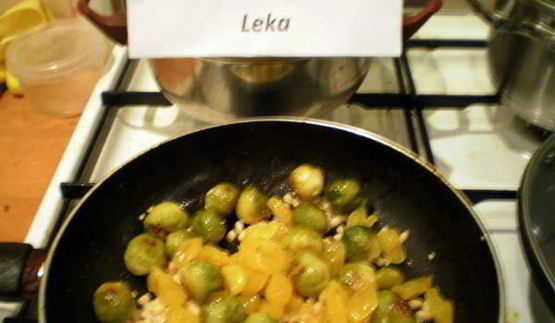 брюссельская капуста с орешками и джемом