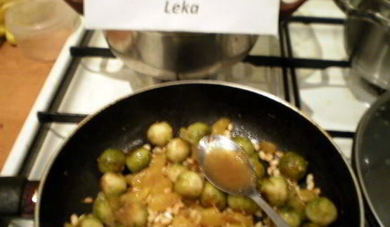 брюссельская капуста с орешками и джемом