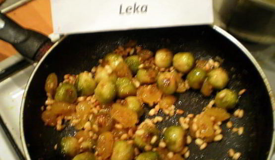 брюссельская капуста с орешками и джемом