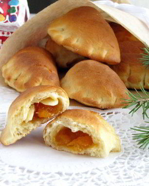 Булочки с абрикосовым джемом и миндальными лепестками