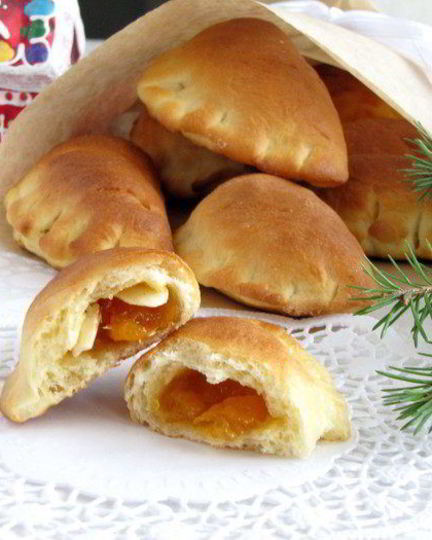 Рецепт булочек с абрикосовым джемом и миндальными лепестками