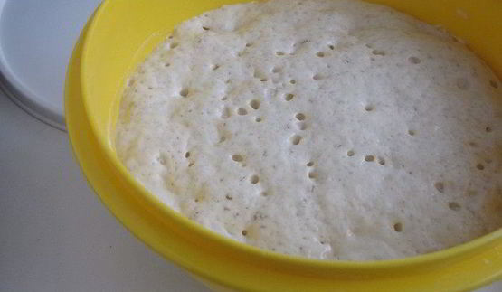 булочки с абрикосовым джемом и миндальными лепестками