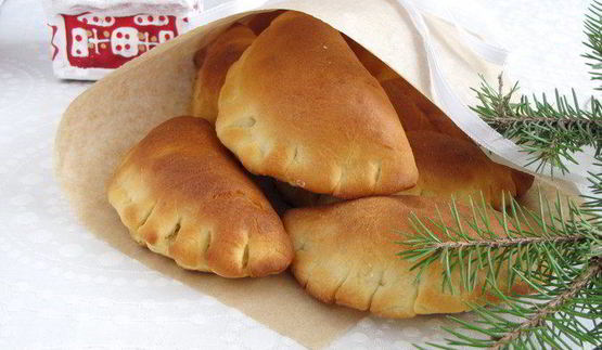 булочки с абрикосовым джемом и миндальными лепестками