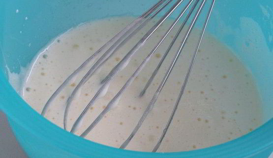 булочки с абрикосовым джемом и миндальными лепестками