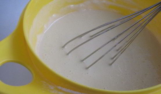 булочки с абрикосовым джемом и миндальными лепестками