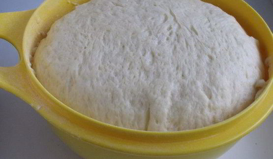 булочки с абрикосовым джемом и миндальными лепестками